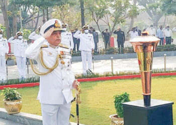 ദക്ഷിണ മേഖലാ നാവിക ആസ്ഥാനത്ത് എത്തിച്ച ദീപശിഖയ്ക്ക് ആസ്ഥാന മേധാവി വൈസ് അഡ്മിറല്‍ എ.കെ. ചാവ്‌ല യുദ്ധ സ്മാരകത്തില്‍ അഭിവാദ്യം അര്‍പ്പിക്കുന്നു