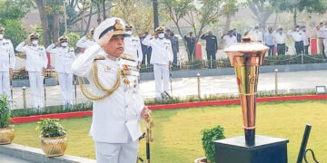 ദക്ഷിണ മേഖലാ നാവിക ആസ്ഥാനത്ത് എത്തിച്ച ദീപശിഖയ്ക്ക് ആസ്ഥാന മേധാവി വൈസ് അഡ്മിറല്‍ എ.കെ. ചാവ്‌ല യുദ്ധ സ്മാരകത്തില്‍ അഭിവാദ്യം അര്‍പ്പിക്കുന്നു