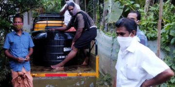 തലവടിയിലെ കോവിഡ് ബാധിതരുടെ വീടുകളില്‍ സേവാഭാരതിയുടെ നേതൃത്വത്തില്‍ ശുദ്ധജലം എത്തിക്കുന്നു.