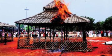 അഹല്യ ഹെറിറ്റേജില്‍ നടന്നുവന്ന അഥര്‍വ്വ ഭൈഷജ്യയജ്ഞത്തിന്റെ സമാപനത്തില്‍ യാഗശാല അഗ്‌നിക്ക് സമര്‍പ്പിക്കുന്നു