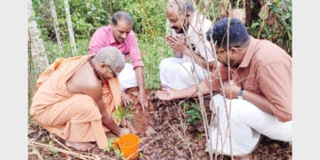 ഭൂ സുപോഷണ യജ്ഞത്തിന്റെ ജില്ലാതല ഉദ്ഘാടനത്തോട് അനുബന്ധിച്ച് തൈ നടുന്നു