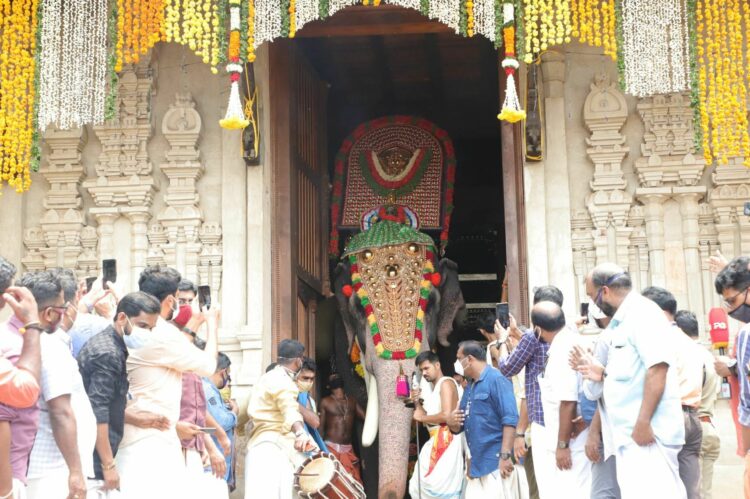 തൃശൂർ പൂരത്തിന് വിളംബരം കുറിച്ച് എറണാകുളം ശിവകുമാർ തെക്കേ ഗോപുരനട തുറന്ന് പുറത്തേക്കു വരുന്നു