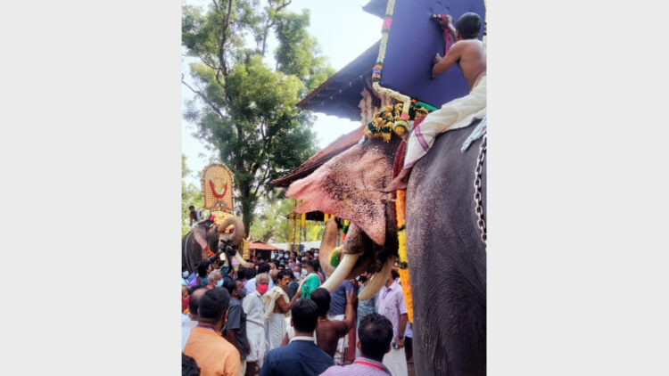 പൂരത്തിന് സമാപനം കുറിച്ച് പാറമേക്കാവ് തിരുവമ്പാടി വിഭാഗങ്ങൾ ശ്രീ മൂലസ്ഥാനത്ത് ഉപചാരം ചൊല്ലി പിരിയുന്നു