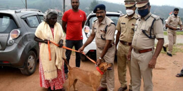 മൂന്നാര്‍ ഡിവൈഎസ്പി ആര്‍. സുരേഷ് കുവിയെ പളനിയമ്മയ്ക്ക് കൈമാറുന്നു