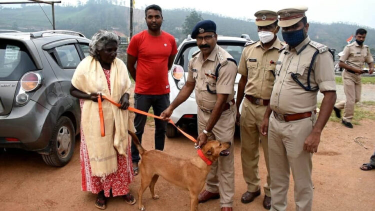 മൂന്നാര്‍ ഡിവൈഎസ്പി ആര്‍. സുരേഷ് കുവിയെ പളനിയമ്മയ്ക്ക് കൈമാറുന്നു