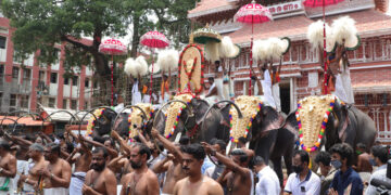 പാറമേക്കാവ് ഭഗവതി ആറാട്ടിനായി പുറത്തേക്ക് എഴുന്നള്ളുന്നു