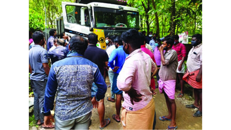 പൂയപ്പള്ളി ഓട്ടുമല പൊരിയക്കോട് പാറക്വാറിക്ക് മുന്നില്‍ ടിപ്പര്‍ ഡ്രൈവര്‍മാര്‍ ഉപരോധിച്ചപ്പോള്‍