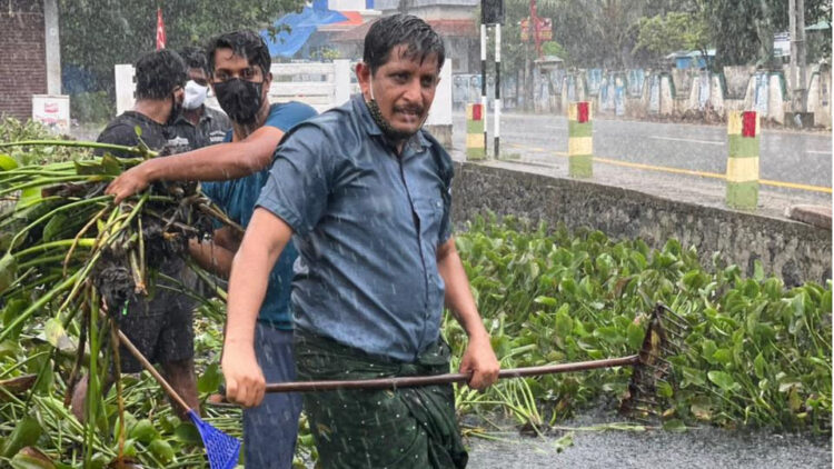 മാസ്‌ക്ക് ധരിക്കാതെ അമ്പലപ്പുഴ വടക്ക് പഞ്ചായത്ത് പ്രസിഡന്റ് എസ്. ഹാരീസ് മാലിന്യം നീക്കം ചെയ്യുന്നു