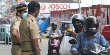 ലോക് ഡൗണിൽ തൃശൂർ നഗരത്തിൽ പോലീസ് പരിശോധന നടത്തുമ്പോൾ യാത്രക്കാരിൽ ഒരാൾ തൻ്റെ കൈയിലുള്ള കവർ തുറന്നു കാണിക്കുന്നു