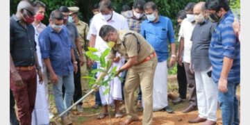 സി.വി പാപ്പച്ചൻ വിരമിക്കുന്നതിനോടനുബന്ധിച്ച് പോലീസ് അക്കാദമിയിൽ പ്ലാവ് നടുന്നു