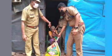 കുഞ്ഞിക്കുട്ടിയുടെ കൂരയില്‍ ജനമൈത്രി പോലീസിന്റെ ഭക്ഷ്യധാന്യ കിറ്റ് എത്തിക്കുന്ന പരവൂര്‍ സിഐ സംജിത് ഖാന്‍