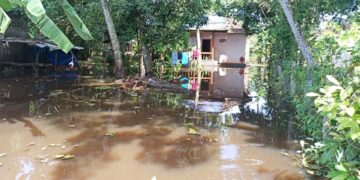 കഴിഞ്ഞ ദിവസത്തെ അപ്രതീക്ഷിത വെള്ളപ്പൊക്കത്തില്‍ മുങ്ങിയ കുട്ടനാട്ടിലെ വീടുകളിലൊന്ന്‌