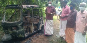 തിവൈച്ച് നശിപ്പിച്ച ഓട്ടോറിക്ഷ ബിഎംഎസ് നേതാക്കള്‍ നോക്കികാണുന്നു