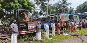 സിപിഎം നിയന്ത്രണത്തിലുള്ള കെ.സി ടി ബസ്സ് കള്‍ലോക്ഡൗണിന്റെ മറവി വില്‍ പൊളിച്ച് വില്‍ക്കാനുള്ള നീക്കം സിഐടിയു തൊഴിലാളികള്‍ കൊടികുത്തി തടയുന്നു.