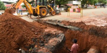 തൃശൂർ റൗണ്ടിൽ കുടിവെള്ള പദ്ധതിക്കായി പൈപ്പിടുന്നതിന് റോഡ് കുഴിക്കുന്നു