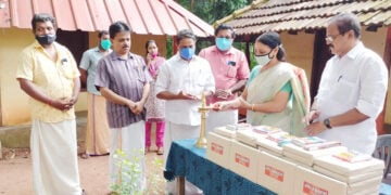 ഹിന്ദുഐക്യവേദി കുറിച്ചി പഞ്ചായത്ത് കമ്മറ്റി സംഘടിപ്പിച്ച പഠനോപകരണ വിതരണം മഹിളാഐക്യവേദി സംസ്ഥാന ജനറല്‍ സെക്രട്ടറി ബിന്ദു മോഹന്‍ ഉദ്ഘാടനം ചെയ്യുന്നു