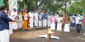 : പിണറായി സർക്കാരിൻ്റെ ബി ജെ പി വേട്ടക്കെതിരെ തൃശൂർ പോലീസ് ക്ലബിനു മുന്നിൽ നടന്ന പ്രതിഷേധ പരിപാടിയിൽ മുഖ്യമന്ത്രി പിണറായി വിജയൻ്റെ കോലം കത്തിച്ചപ്പോൾ