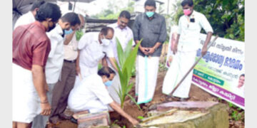 ഡോ. ശ്യാമപ്രസാദ് മുഖര്‍ജി അനുസ്മരണ പരിപാടികളുടെ ജില്ലാതല ഉദ്ഘാടനം ബിജെപി സംസ്ഥാന ജനറല്‍ സെക്രട്ടറി അഡ്വ. ജോര്‍ജ്ജ് കുര്യന്‍ തെങ്ങിന്‍ത്തൈ നട്ട് നിര്‍വ്വഹിക്കുന്നു.