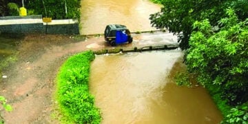 കനത്തമഴയില്‍ തൊണ്ടിക്കുഴ സ്‌കൂളിന് സമീപത്തെ പാലത്തില്‍ മുട്ടി വെള്ളമൊഴുകി(ഫയല്‍)