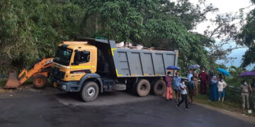 നിക്ഷേപിച്ച മാലിന്യങ്ങള്‍ ഉദ്യോഗസ്ഥരുടെ നേതൃത്വത്തില്‍ ജെസിബി ഉപയോഗിച്ച് വാഹനത്തിലേക്ക് മാറ്റുന്നു