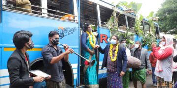 തെറ്റായ കോവിഡ് മാനദണ്ഡങ്ങൾക്കെതിരെ ഇവൻ്റ് മാനേജ്മെൻ്റ് അസോസിേയേഷൻ ഓഫ് തൃശൂരിൻ്റെ നേതൃത്വത്തിൽ ഓടുന്ന ബസിൽ പ്രതീകാത്മകമായി കല്യാണം നടത്തിയപ്പോൾ