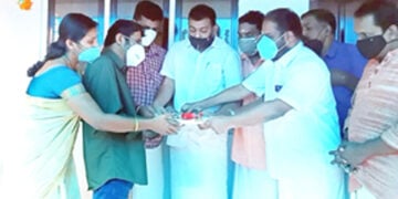 ശ്രീധരീയം പദ്ധതിയിലുള്‍പ്പെടുത്തി നിര്‍മ്മിച്ച എട്ടാമത്തെ വീടിന്റെ താക്കോല്‍ മണക്കാട് ബിജുവിന് കൈമാറുന്നു