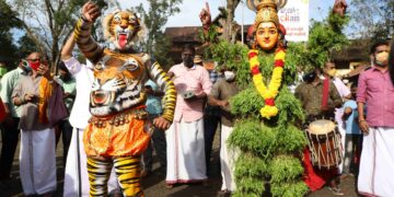 ഓണാഘോഷത്തിന് സമാപനം കുറിച്ച് വിയ്യൂർ ദേശം ഒരുക്കിയ പുലിയും കുമ്മാട്ടിയും തൃശൂർ വടക്കുനാഥൻ ശ്രീ മൂലസ്ഥാനത്ത് എത്തിയപ്പോൾ. / ജീമോൻ കെ.പോൾ