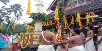 അയ്മനം നരസിംഹസ്വാമി ക്ഷേത്രത്തിലെ ഉത്സവത്തിന് ആരംഭം കുറിച്ച് തന്ത്രി കടിയക്കോല്‍ ഇല്ലത്ത് ശ്രീകാന്ത് നമ്പൂതിരിയുടെ മുഖ്യകാര്‍മ്മികത്വത്തില്‍ കൊടിയേറ്റുന്നു. മേല്‍ശാന്തി ചാരച്ചാട്ട് ഇല്ലത്ത് എം.എസ്. പ്രേംശങ്കര്‍ സഹകാര്‍മ്മികത്വം വഹിച്ചു