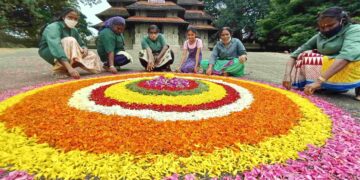 ഓണാഘോഷത്തോടനുബന്ധിച്ച് തൃശൂർ തേക്കേ ഗോപുരനടയിൽ വടക്കുനാഥൻ കൂട്ടായ്മയുടെ ആഭിമുഖ്യത്തിൽ തീർത്ത പൂക്കളം