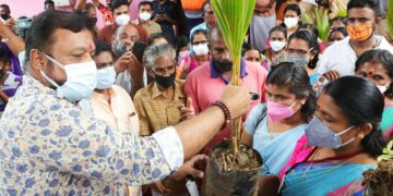 : തിരുവില്വാമലയിലെ പഞ്ചായത്ത് ഹാളിൽ നടന്ന ചടങ്ങിൽ സുരേഷ് ഗോപി എം.പി തൈങ്ങിൻ തൈ വിതരണം ചെയ്യുന്നു