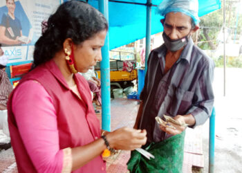 ചുങ്കം കവലയില്‍ നിന്ന് ലോട്ടറി വില്‍പ്പന നടത്തുന്ന കല