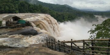 കനത്ത മഴയിൽ നിറഞ്ഞൊഴുകുന്ന അതിരപ്പിള്ളി വെള്ളച്ചാട്ടം