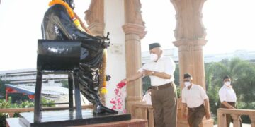 RSS Sanghachalak Dr. Mohan ji Bhagavat paid floral tributes to Dr Hedgever ji at Smrithi Mandir, Nagpur ahead of Vijayadashami Message .