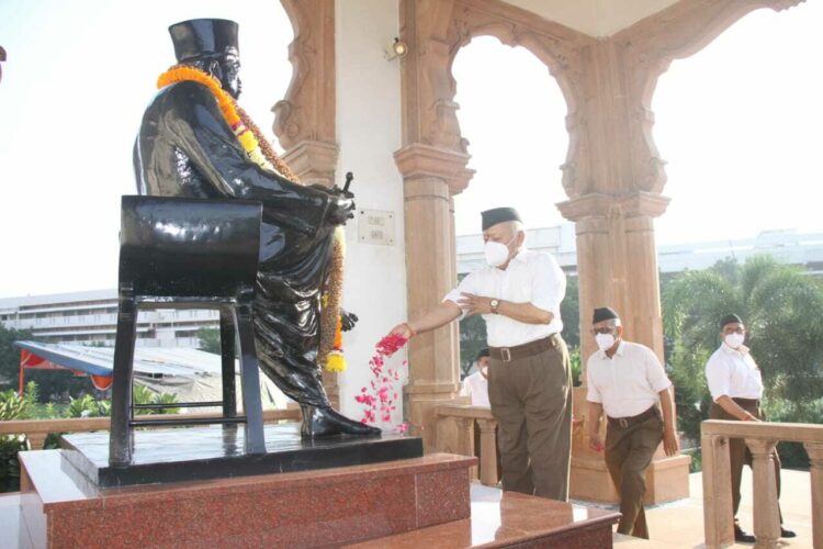 RSS Sanghachalak Dr. Mohan ji Bhagavat paid floral tributes to Dr Hedgever ji at Smrithi Mandir, Nagpur ahead of Vijayadashami Message .