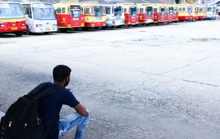 പണിമുടക്കിനെ തുടർന്ന് വിജനമായ തൃശൂർ കെഎസ്ആർടിസി ബസ് സ്റ്റാൻഡ്