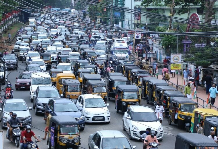 ജില്ലാ കോൺഗ്രസ്സ് കമ്മിറ്റി തൃശൂരിൽ സംഘടിപ്പിച്ച ചക്ര സ്തംഭന സമരത്തിൽ വാഹനങ്ങൾ കുടുങ്ങിക്കിടക്കുന്നു