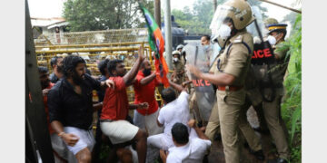 കാർട്ടൂൺ വിവാദം ലളിത കലാ അക്കാദമിയിലേക്ക് യുവമോർച്ച നടത്തിയ മാർച്ചിനു നേരെ പോലീസ് ലാത്തി വീശുന്നു