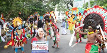 കലാകാരൻമാരുടെ തൊഴിൽ നിഷേധത്തിനെതിരെ നാട്ടുവാദ്യകലാകാര കൂട്ടായ്മ തൃശൂർ ജില്ല കോർഡിനേഷൻ കമ്മിറ്റി കലക്ടറേറ്റിലേക്ക് നടത്തിയ മാർച്ച്