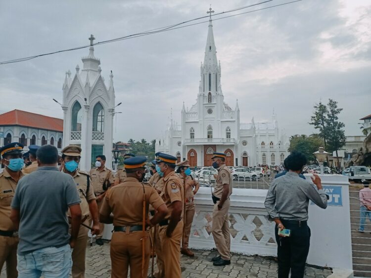 കുര്‍ബാന ഏകീകരണത്തിനെതിരേ ഒരു വിഭാഗം നടത്തുന്ന സമരത്തിന് ഭാഗമായി തൃശൂർ ലൂർദ്ദ് പള്ളിക്കു മുന്നിൽ പോലീസ് കാവൽ നിൽക്കുന്നു