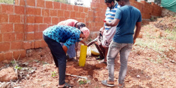 കെ. റെയിലിനായി മാടായിപ്പാറയുടെ സമീപ പ്രദേശത്ത് കുറ്റിയടിക്കുന്നു