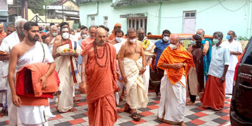 ശ്രീ ശ്രീ ശങ്കരഭാരതി സ്വാമികളെ പൂര്‍ണകുംഭം നല്‍കിയശേഷം ബ്രാഹ്‌മണസമാജം ഹാളിലേക്ക് സ്വീകരിച്ച് ആനയിക്കുന്നു