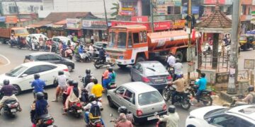 ഭരണിക്കാവ് ടൗണില്‍ കഴിഞ്ഞ ദിവസമുണ്ടായ രൂക്ഷമായ ഗതാഗത കുരുക്ക്