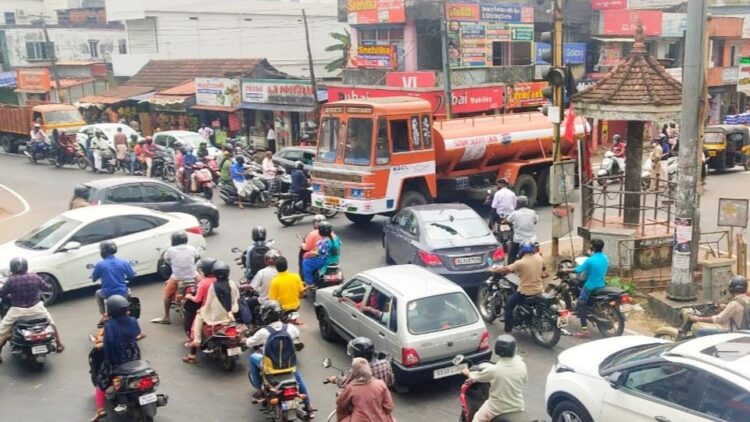 ഭരണിക്കാവ് ടൗണില്‍ കഴിഞ്ഞ ദിവസമുണ്ടായ രൂക്ഷമായ ഗതാഗത കുരുക്ക്