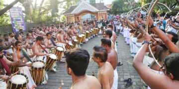 കേരള സംഗീത നാടക അക്കാദമി ഹോപ്പ് ഫെസ്റ്റിനോടനുബദ്ധിച്ച് അക്കാദമി അങ്കണത്തിൽ പെരുവനം കുട്ടൻമാരാരുടെ നേതൃത്വത്തിൽ അവതരിപ്പിച്ച ഇലഞ്ഞിത്തറമേളം .