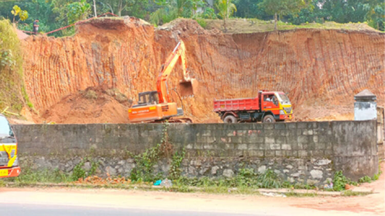 എംസി റോഡില്‍ ഈയംകുന്ന് ഭാഗത്ത് കുന്നിടിക്കുന്നു