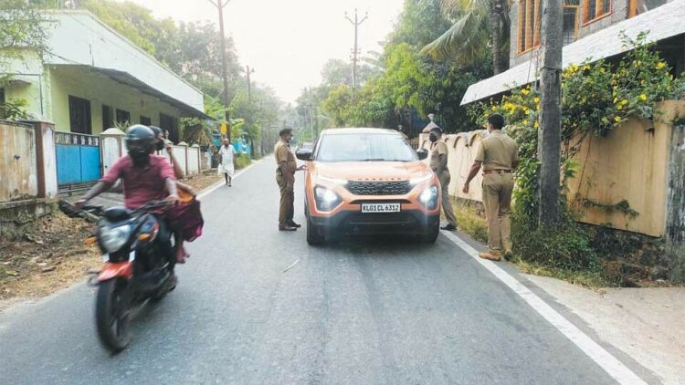 അതിര്‍ത്തി പ്രദേശമായ കന്നുമാമൂട്ടില്‍ പളുകല്‍ പോലീസ് എസ്‌ഐ വിജയകുമാറിന്റെ നേതൃത്വത്തില്‍ വാഹന പരിശോധന നടത്തുന്നു