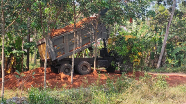 തോടിന്റെ ഉത്ഭവസ്ഥാനത്ത് മണ്ണിട്ട് നികത്തുന്നു