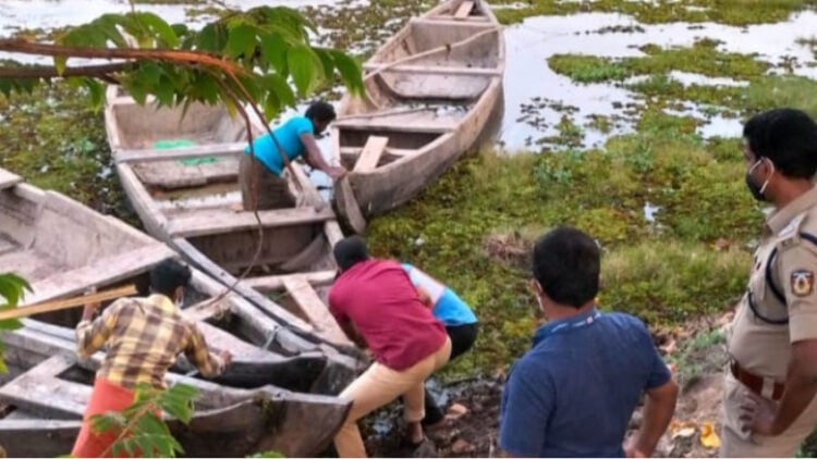 കണ്ണഞ്ചാല്‍ പുഞ്ചയില്‍ നിന്നും പിടിച്ചെടുത്ത വള്ളങ്ങള്‍ പോലീസും റവന്യു ഉദ്യോഗസ്ഥരും പരിശോധിക്കുന്നു