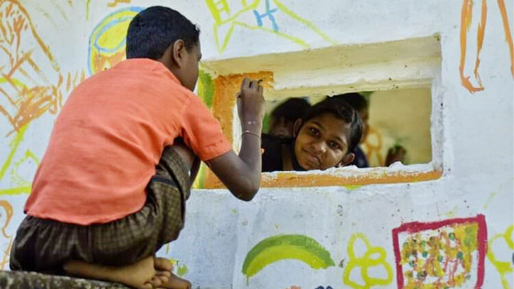 മൂടെച്ചുളു ദൃശ്യ കലാക്യാമ്പില്‍ ചുമര്‍ചിത്രം വരക്കുന്ന വിദ്യാര്‍ത്ഥികള്‍