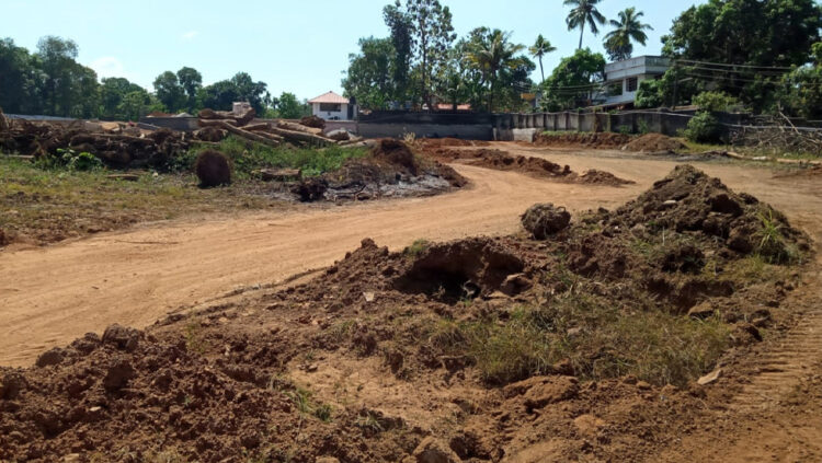 ഞാറയ്ക്കല്‍ ശാസ്‌തോലി ക്ഷേത്രത്തിന് സമീപത്തെ പ്രദേശത്ത് നിന്നും മണ്ണ് കടത്തിയ നിലയില്‍